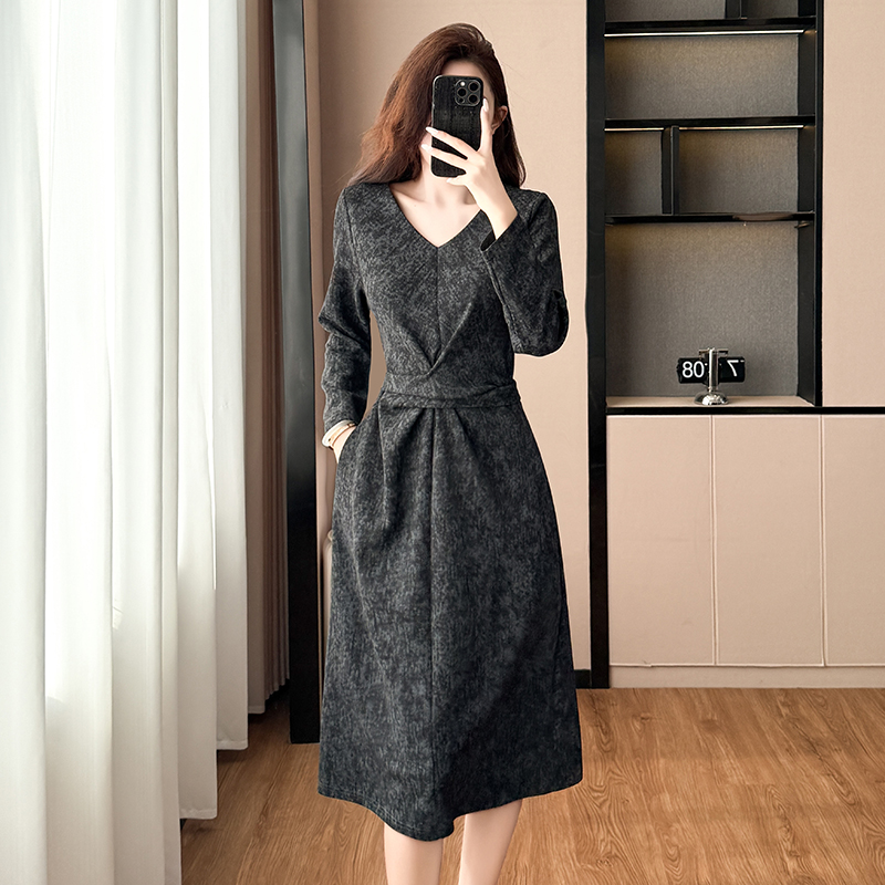Plus Size Women's A-Line Midi Dress with Slit Hem Long Sleeve V-Neck Spring