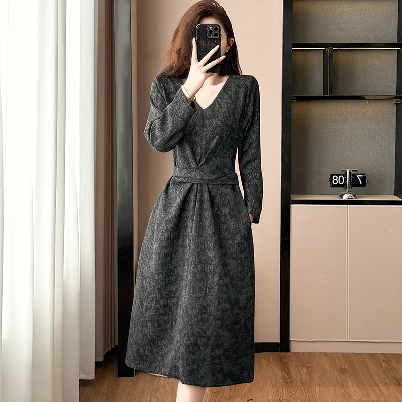 Plus Size Women's A-Line Midi Dress with Slit Hem Long Sleeve V-Neck Spring