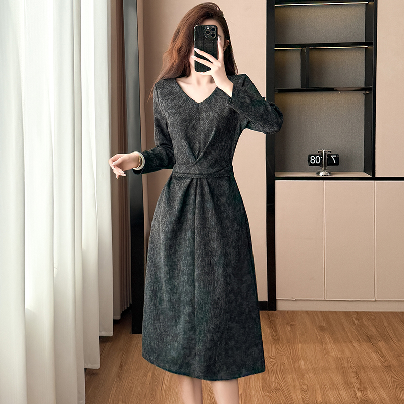 Plus Size Women's A-Line Midi Dress with Slit Hem Long Sleeve V-Neck Spring